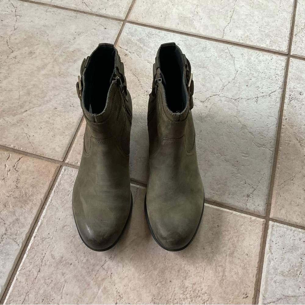 Sorel ankle boots, size 8, deep olive green